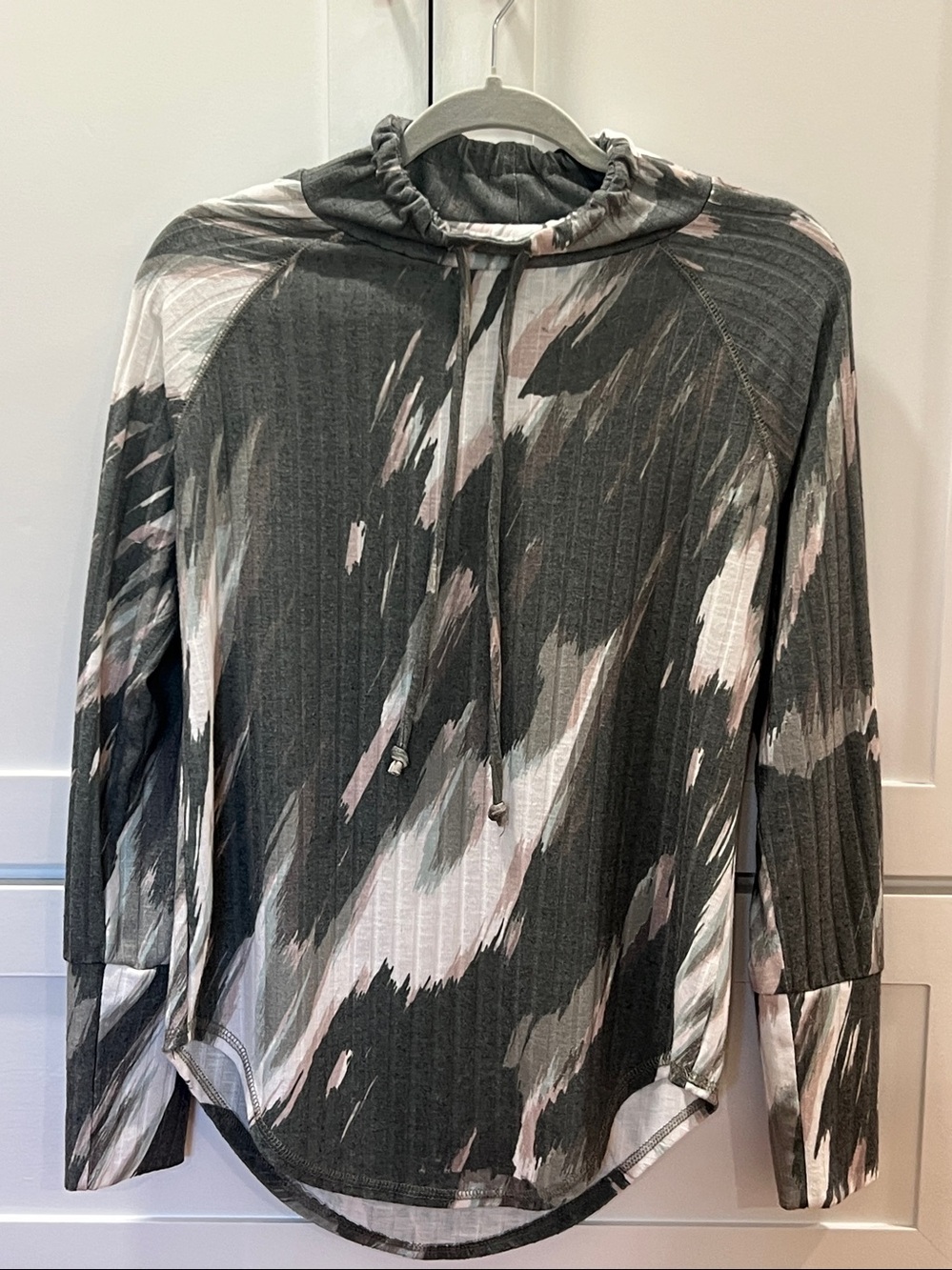 Women's Chaser NWT Abstract Brushstroke Ribbed Drawstring Cowl Neck Top Size L.